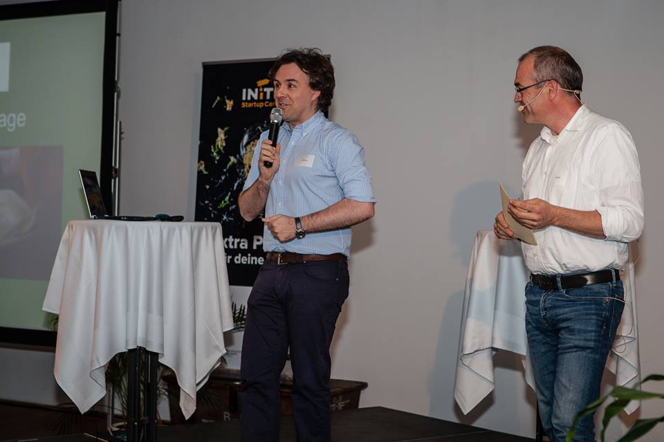 Das Startup WUGGL präsentierte beim INiTS Demo-Day 2014 die Produktinnovation für das Wiegen von Schweinen. 